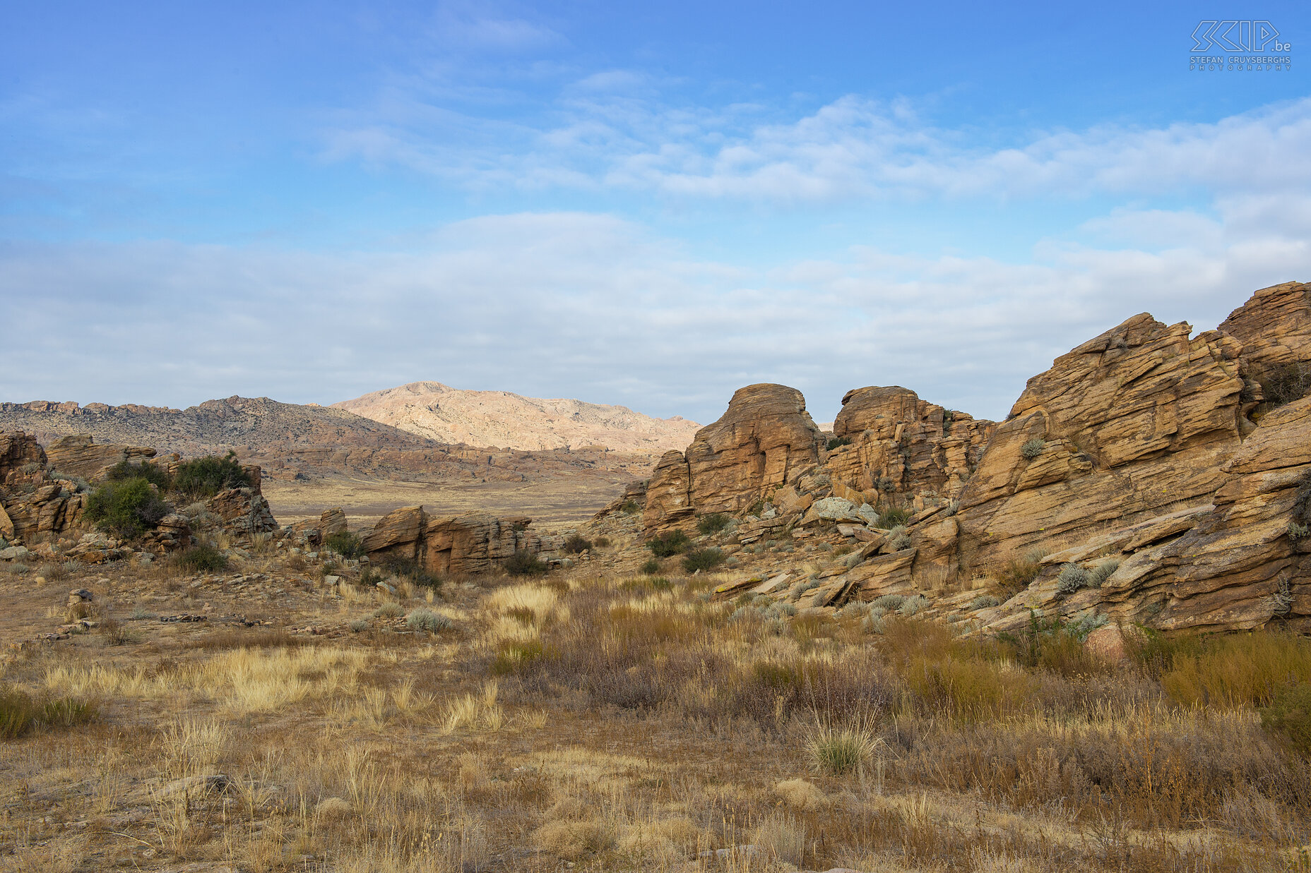 Gobi - Baga Gazryn Chuluu Op de terugweg vanuit de Gobi woestijn naar de hoofdstad Ulaanbaatar stopten we aan de heilige granieten rotsformaties van Baga Gazryn Chuluu/Baga Gazriin Chuluu. Deze prachtige rotsformaties liggen in de Dundgobi provincie en zijn omgeven door een plateau op 1765m hoogte. We bezochten ook de ruïne van het kleine klooster van Delgeriin Choir. Stefan Cruysberghs